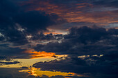 Farbenfrohe Wolken bei Sonnenuntergang über der Sonoran-Wüste bei Quartzsite, Arizona