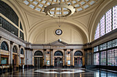 Lobby des modernistischen Bahnhofs Barcelona France - Weitwinkel-Innenansicht des Estacio de Franca - "France Station", eines großen Bahnhofs in Barcelona, Spanien