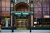Fassade des Eingangs zum Bryant Park Hotel, Manhattan, New York, USA