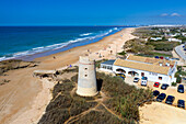 Luftaufnahme des Almenara-Turms aus dem 16. Jahrhundert am Strand von El Palmar in Vejer de la Frontera, Provinz Cádiz, Costa de la luz, Andalusien, Spanien