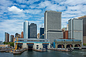 Ansichten des Whitehall-Terminals der South Ferry, Battery New York Skyline von Manhattan und South Ferry Terminal für die Staten Island Ferry, New York. Amerika