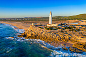 Luftaufnahme des Leuchtturms Caños de Meca am Kap Trafalgar, Barbate, Provinz Cádiz, Region Andalusien, Spanien, Europa