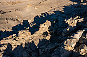 Verschnörkelte Schatten der fantastisch erodierten Sandsteinformationen in der Fantasy Canyon Recreation Site bei Vernal, Utah