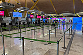 Abflug-Check-in-Schalter im Flughafen Madrid, Spanien
