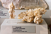 Aragonit, Kalziumkarbonat, in der Mineraliensammlung des USU Eastern Prehistoric Museum, Price, Utah