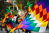 Der Karneval Negros y Blancos in Pasto, Kolumbien, ist ein lebhaftes kulturelles Spektakel, das sich mit einem Feuerwerk an Farben, Energie und traditioneller Inbrunst entfaltet