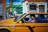 Taxi und Wall Street Art Graffiti in Salcoatitan Sonsonate, El Salvador, Mittelamerika. Ruta De Las Flores, Departement Sonsonate