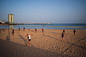 Kinder spielen Volleyball am Strand von Arrecife, der Hauptstadt von Lanzarote, Kanarische Inseln, Spanien