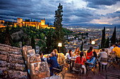 Abendliche Restaurants im Mirador de San Nicolas, Albaicin-Viertel, Sacromonte Granada, Andalusien, Spanien, Europa