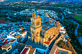 Luftaufnahme von Arcos de la Fontera, Kirche San Peter und die umliegende Landschaft, Arcos De la Fontera, Provinz Cadiz, Andalusien, Spanien