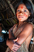 Mädchenporträt Yagua-Indianer, die in der Nähe der amazonischen Stadt Iquitos, Peru, ein traditionelles Leben führen