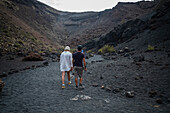 Volcan del Cuervo (Krähenvulkan), ein Krater, der auf einem Rundweg in einer kargen, von Felsen übersäten Landschaft erkundet wird