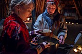 Typisches samisches Essen in einem samischen Familienhaus in Lønsdal Storjord, Norwegen. Saltfjellet-Svartisen-Nationalpark. Bierggojubttsa - eine Suppe mit Fleisch, Kartoffeln, Karotten oder anderem Wurzelgemüse
