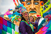 Der Negros y Blancos-Karneval in Pasto, Kolumbien, ist ein lebhaftes kulturelles Spektakel, das sich mit einem Übermaß an Farben, Energie und traditioneller Inbrunst entfaltet