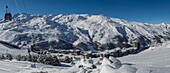 Frankreich, Savoie, Skigebiet der 3 Täler, Saint Martin de Belleville, Zentrum des Ferienortes Menuires, Croisette und Seilbahn des Roc