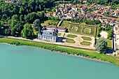 Frankreich, Isere, Vertrieu, Schloss (XVIII. Jahrhundert) am Ufer der Rhone (Luftaufnahme)