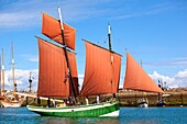 Frankreich, Finistere, Douarnenez, Festival Maritime Temps Fête, Le Grand Léjon, traditionelles Segelboot im Hafen von Rosmeur