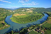 Frankreich, Savoyen, La Balme, Die Rhone und der Umleitungskanal (Luftaufnahme)