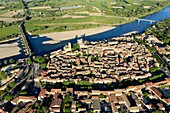Frankreich, Gard, Pont Saint Esprit, phantastische Brücke des Heiligen Geistes (13. und 14. Jahrhundert), die Rhone, Lone des Königshauses am linken Ufer (Luftaufnahme)