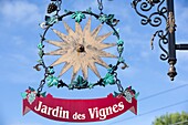 France, Hauts de Seine, Puteaux, Jardin des Vignes, sign
