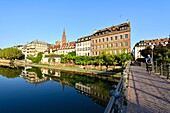 Frankreich, Bas Rhin, Straßburg, Altstadt, die von der UNESCO zum Weltkulturerbe erklärt wurde, Quai au Sable mit der Abreuvoir-Fußgängerbrücke und dem Münster Notre Dame