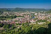 Frankreich, Doubs, Loue-Tal, Gesamtansicht der Stadt seit dem Aussichtspunkt des Felsens des Berges auf Ornans
