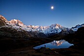 Frankreich, Hautes Alpes, Nationalpark Ecrins, Tal von Valgaudemar, La Chapelle en Valgaudémar, Spiegelung von Sirac (3441m) auf dem See von Lauzon (2008m), links der Gipfel Jocelme (3458m)