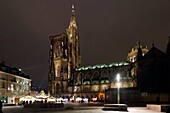 Frankreich, Bas Rhin, Straßburg, Altstadt, von der UNESCO zum Weltkulturerbe erklärt, Weihnachtsmarkt (Christkindelsmarik) auf dem Place de la Cathedrale mit der Kathedrale Notre Dame