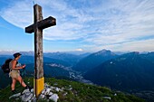 Frankreich, Haute Savoie, La Balme de Thuy, Blick auf Thônes und Tournette von Tête Ronde