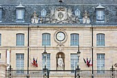 Frankreich, Cote d'Or, Kulturlandschaft des burgundischen Klimas, von der UNESCO zum Weltkulturerbe erklärt, Place de la Liberation (Platz der Freiheit) und Palast der Herzöge von Burgund, der das Rathaus und das Museum der schönen Künste beherbergt