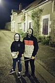 Frankreich, Cher, Veaugues, Verkleidete Kinder zu Halloween