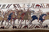 Frankreich, Calvados, Bayeux, Tapisseriemuseum, Bayeux Tapestry, von der UNESCO zum Weltkulturerbe erklärt, Königin Mathilde Tapestry, die die Geschichte der Invasion Englands durch Wilhelm den Eroberer erzählt, die Szenen des Bayeux Tapestry sind mit Wollfäden auf ein Leinentuch gestickt