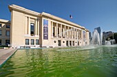 Frankreich, Hauts de Seine, Puteaux, Rathaus, Gebäude im Art-déco-Stil, Uferpromenade, Teich und Springbrunnen