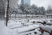 Frankreich, Hauts de Seine, Puteaux, Gräber des Neuen Friedhofs unter dem Schnee