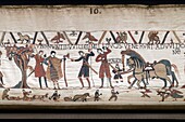 Frankreich, Calvados, Bayeux, Wandteppichmuseum, der von der UNESCO zum Weltkulturerbe erklärte Wandteppich von Bayeux, der die Geschichte der Invasion Englands durch Wilhelm den Eroberer erzählt, die Szenen des Wandteppichs von Bayeux sind mit Wollfäden auf ein Leinentuch gestickt