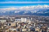 Frankreich, Isere, Grenoble, Stadtteil Ile Verte und Belledonne-Massiv im Hintergrund