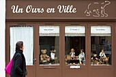 Frankreich, Cote d'Or, Kulturlandschaft der burgundischen Klimazonen, die zum Weltkulturerbe der UNESCO gehört, Dijon, Frau vor einem Schaufenster