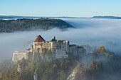 Frankreich, Doubs, Pontarlier, Cluse und Mijoux, die Festung von Joux im Nebel von der Festung von Larmont aus gesehen