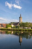 Frankreich, Doubs, Loue-Tal, Dorf Ornans, Spiegel der Loue und Kirche Saint Laurent