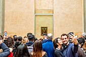 Frankreich, Paris, Louvre-Museum, Menschenmenge vor Leonardo da Vincis Gemälde der Mona Lisa