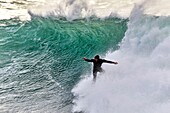 Frankreich, Finistère, Cap Sizun, Esquibien, Surfer im Winter an der Pointe de Lervily