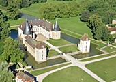 Frankreich, Cote d'Or, Commarin, das Schloß (Luftaufnahme)