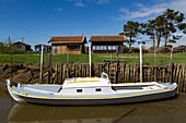 Frankreich, Gironde, Bassin d'Arcachon, Gujan-Mestras, Austernzucht, Hütte am Hafen von Meyran