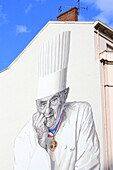 Frankreich, Rhône, Lyon, Cours Lafayette vor Les Halles, bemalte Wand, die den Koch Paul Bocuse darstellt, entworfen vom Atelier CiteCreation