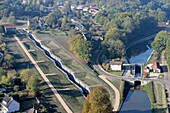 Frankreich, Yonne, Rogny les Sept Ecluses, die Skala der sieben Schleusen des Briare-Kanals (Luftaufnahme)