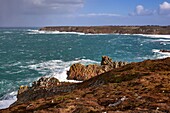 Frankreich, Finistère, Iroise Meer, Cap Sizun, Plogoff, Baie des Trépassés und Pointe du Van von der Pointe du Raz aus gesehen