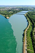 Frankreich, Drome, Chateauneuf sur Isere, Zusammenfluss von Isere und Rhone, Pont de l'Isere im Hintergrund (Luftaufnahme)