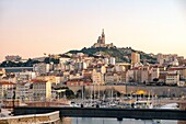 Frankreich, Bouches du Rhone, Marseille, der Alte Hafen, die Fußgängerbrücke von Fort Saint Jean und die Basilika Notre Dame de la Garde