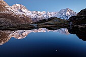 Frankreich, Hautes Alpes, Nationalpark Ecrins, Tal von Valgaudemar, La Chapelle en Valgaudémar, Spiegelung von Sirac (3441m) auf dem See von Lauzon (2008m), links der Gipfel Jocelme (3458m)