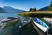 Frankreich, Hochsavoyen, der See von Annecy, ein kleiner Fischerhafen in Saint Jorioz und das Grenzmassiv